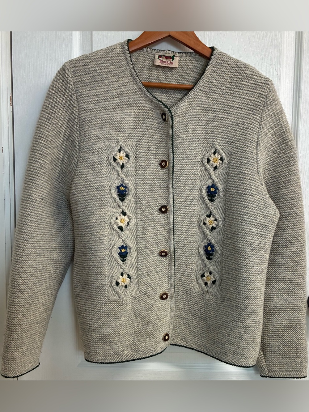 ASTRIFA 
Women’s Wool Cardigan 
Made in Germany
Size 40